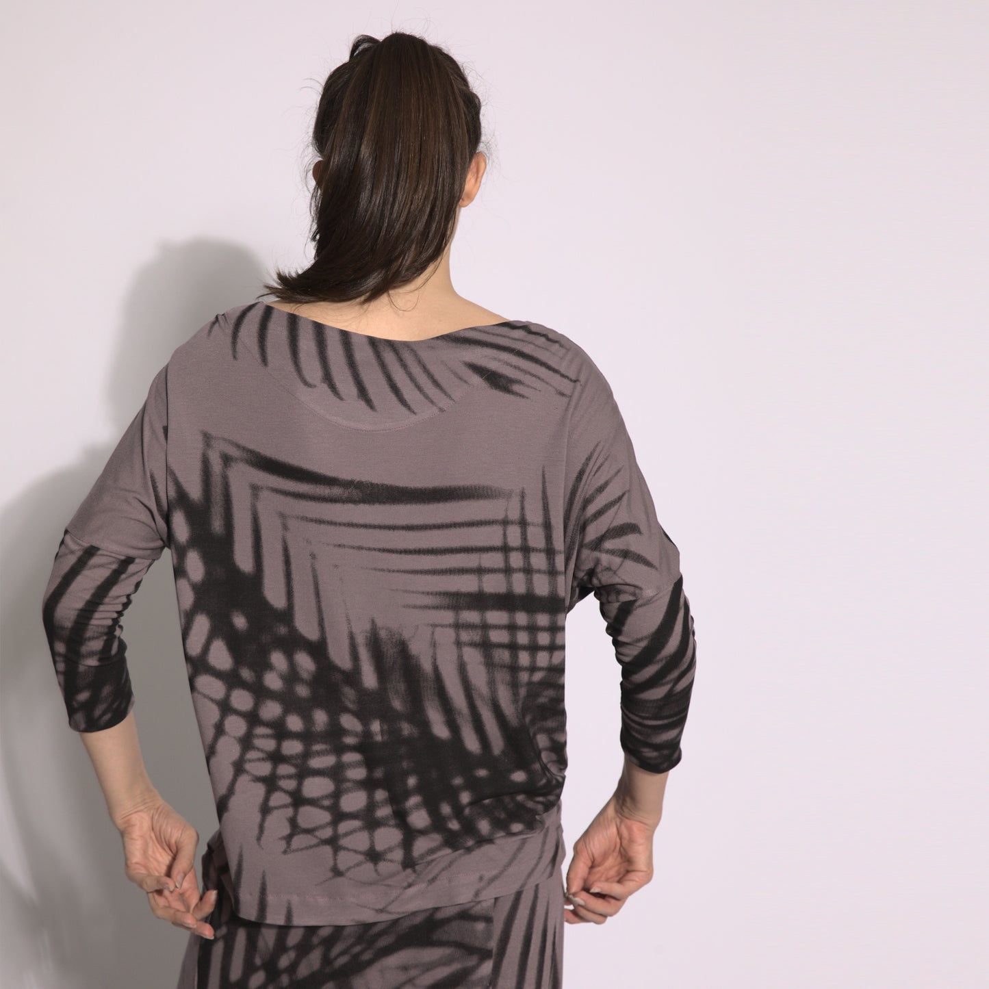 Folhagens - Blusa em malha estampa folhas cor funghi e preto