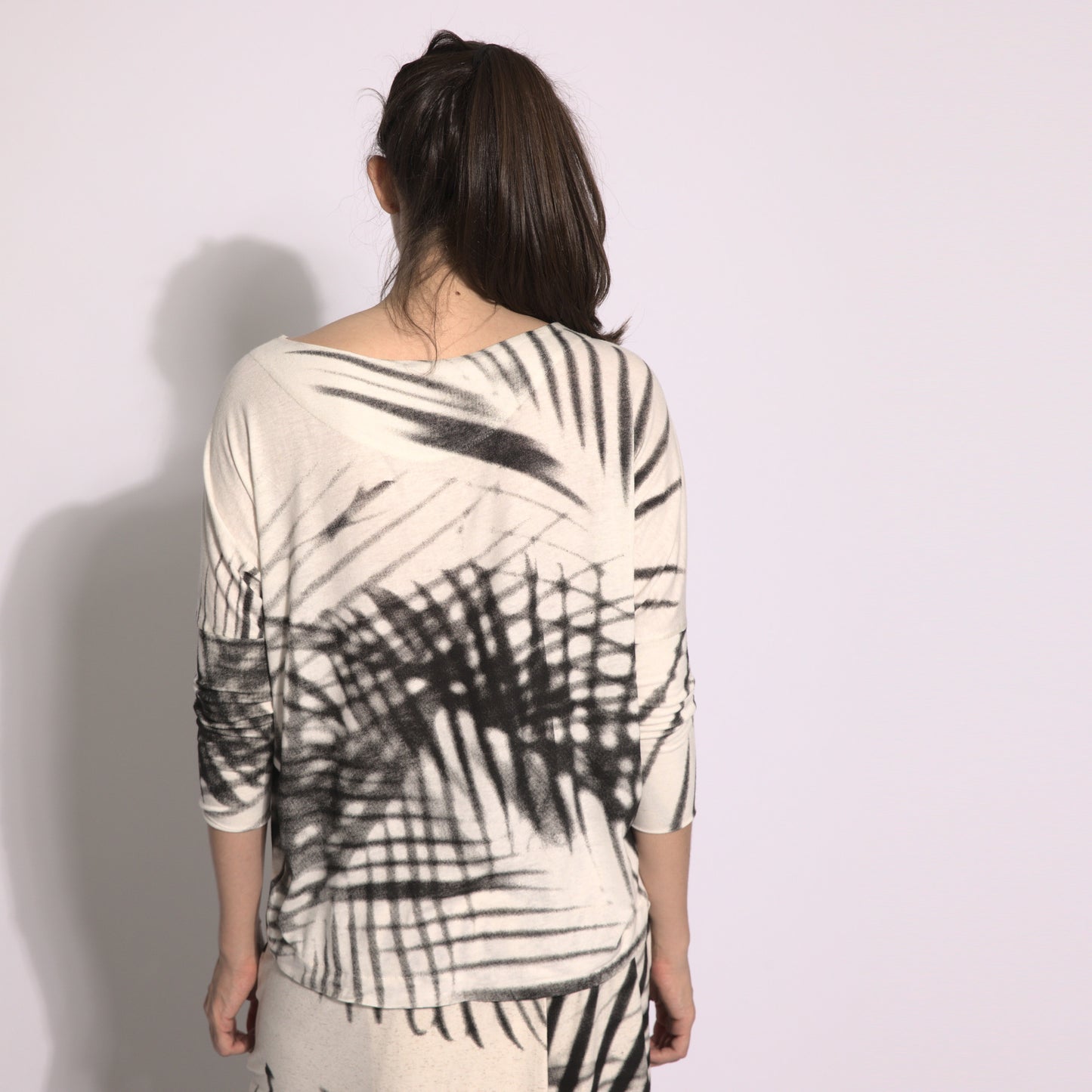 Folhagens - Blusa em malha estampa folhas cor off-white e preto