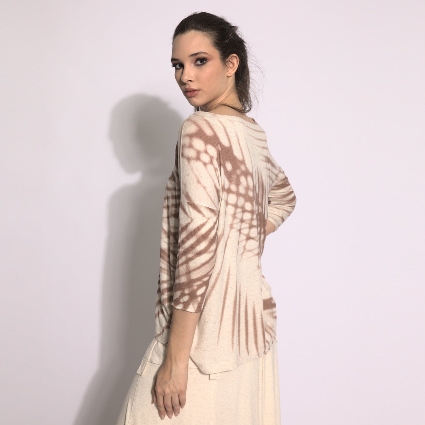 Folhagens - Blusa em malha estampa folhas cor linho e argila