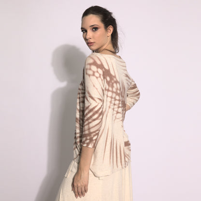 Folhagens - Blusa em malha estampa folhas cor linho e argila