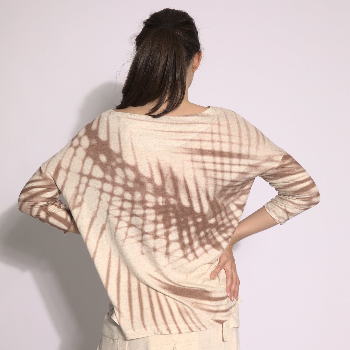 Folhagens - Blusa em malha estampa folhas cor linho e argila