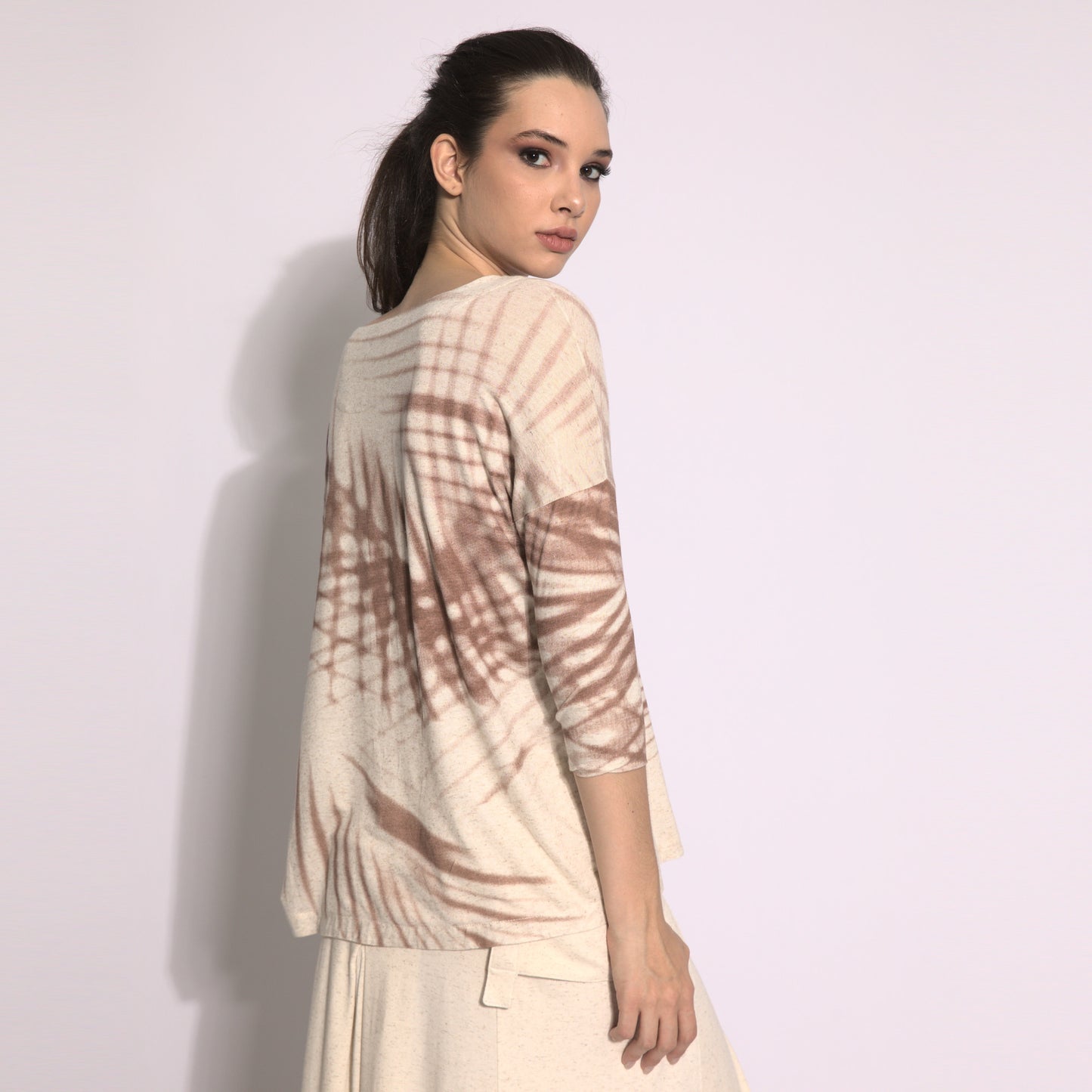 Folhagens - Blusa em malha estampa folhas cor linho e argila
