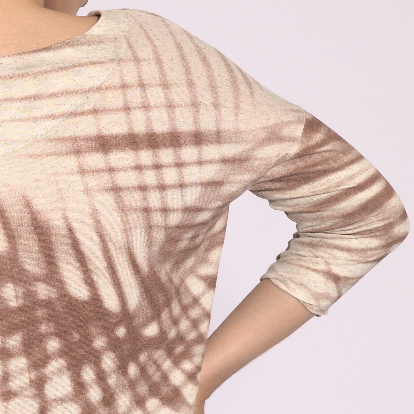 Folhagens - Blusa em malha estampa folhas cor linho e argila