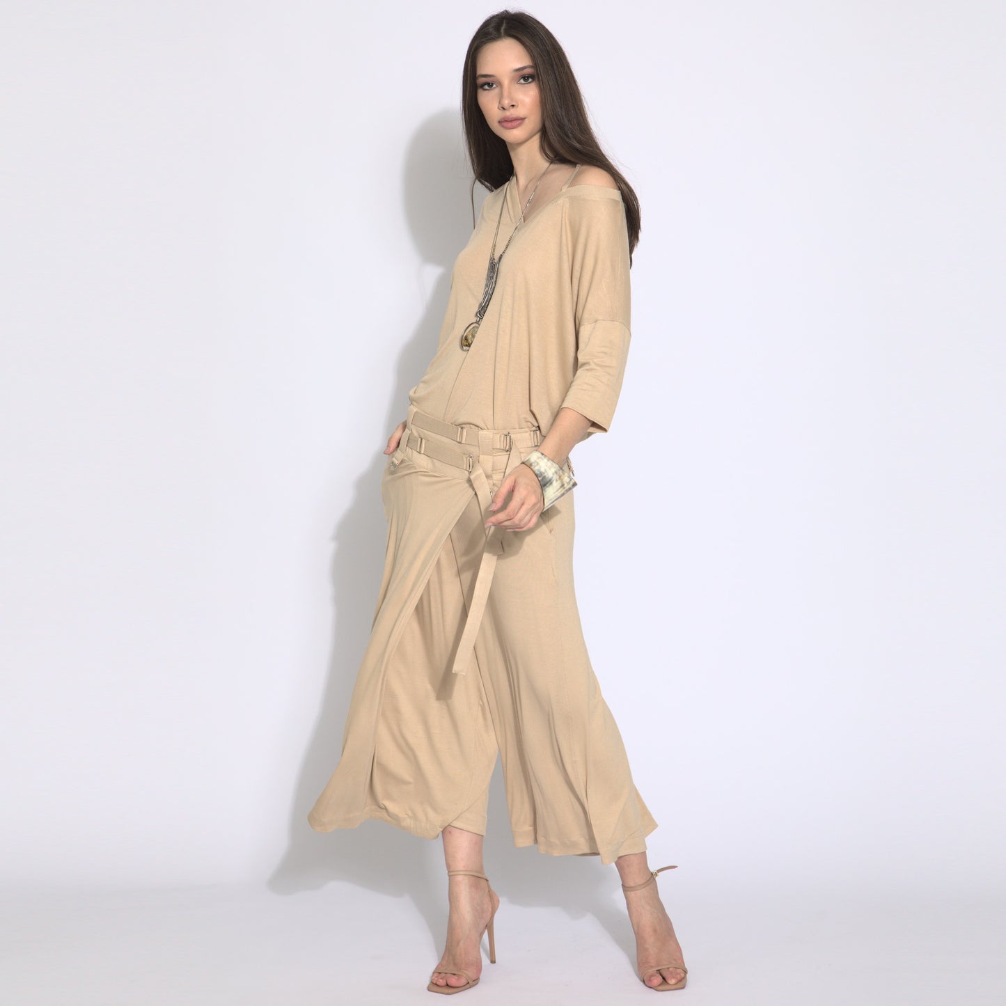 Jackie - Blusa em malha assimétrica com alcinha cor areia
