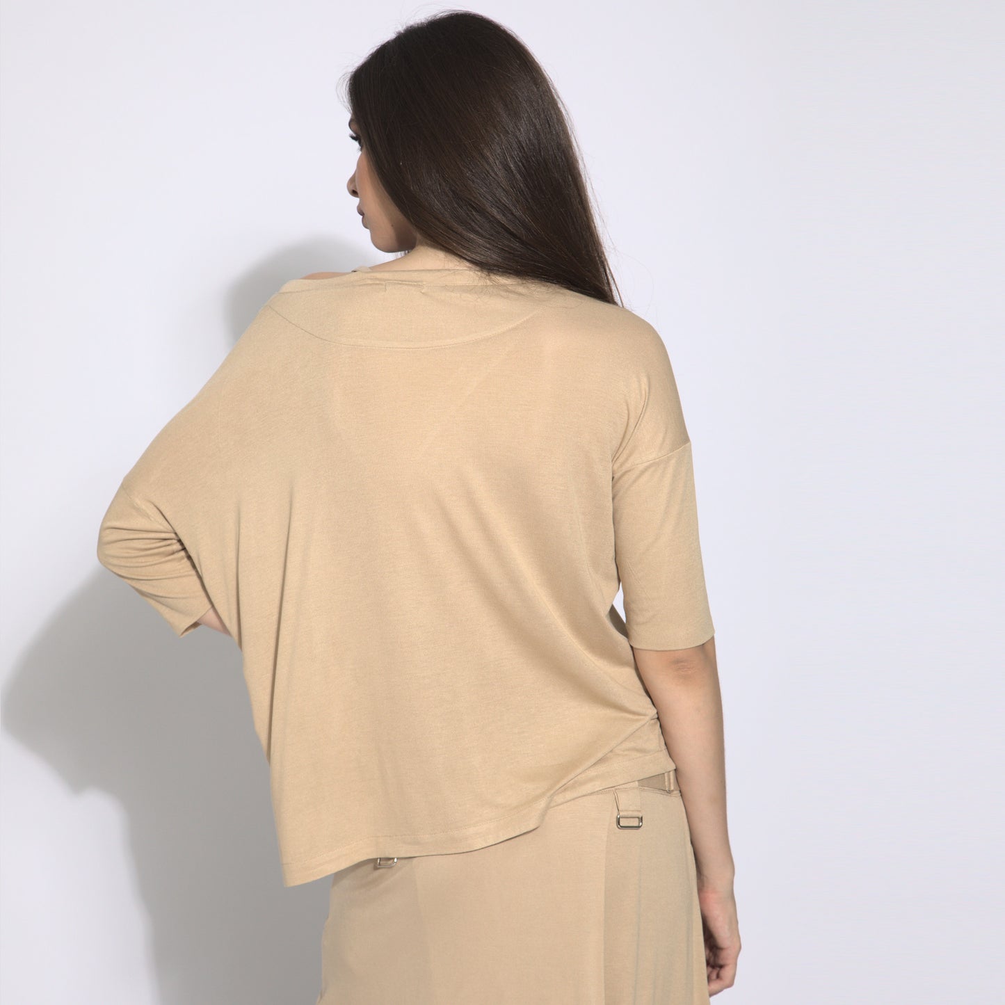 Jackie - Blusa em malha assimétrica com alcinha cor areia