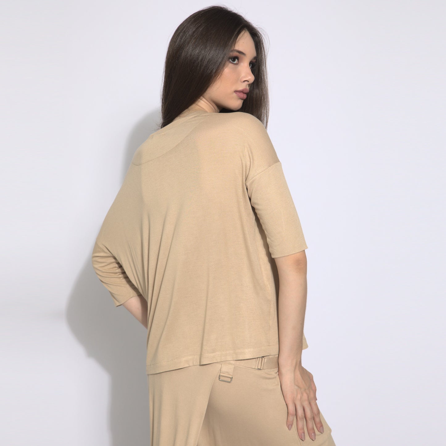 Jackie - Blusa em malha assimétrica com alcinha cor areia