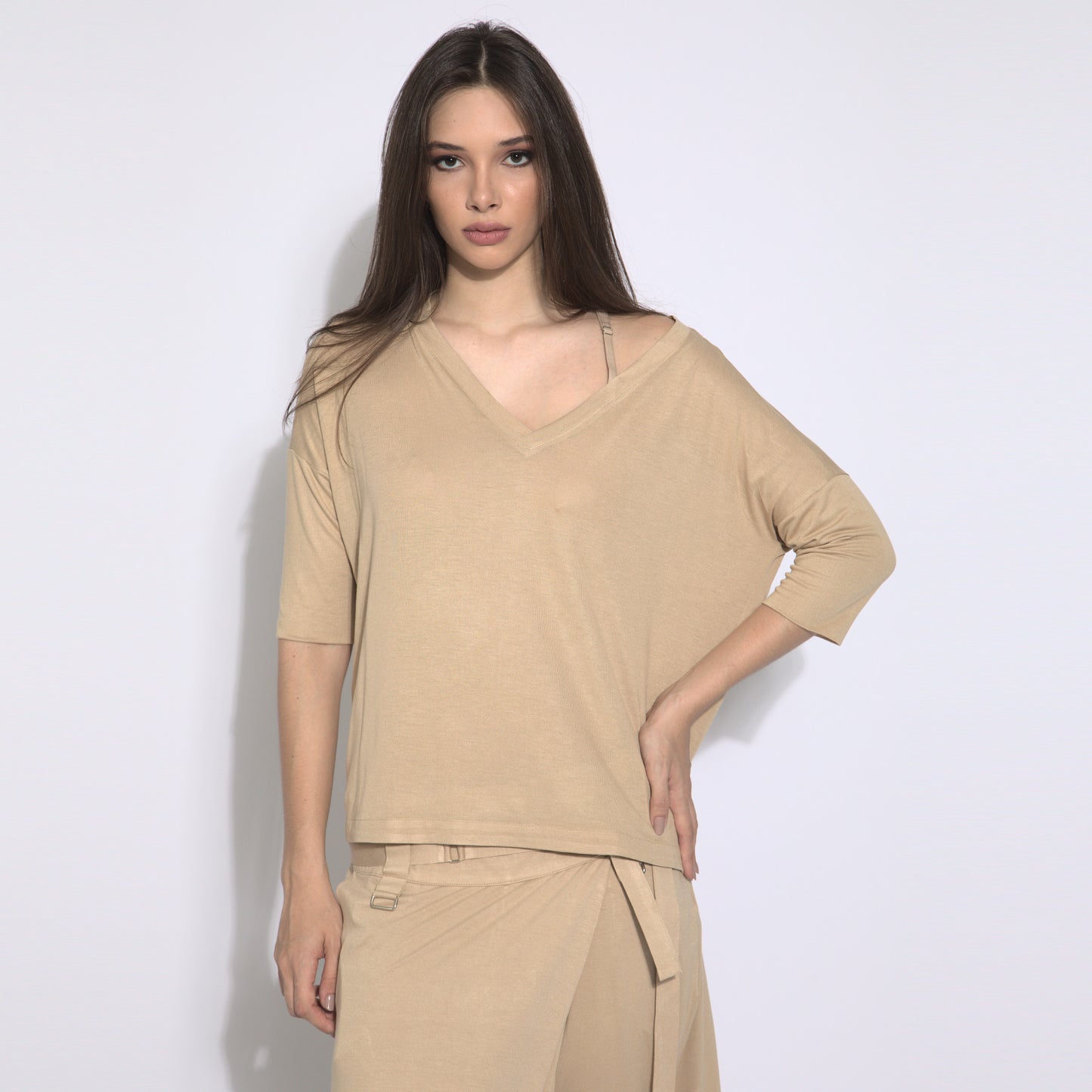 Jackie - Blusa em malha assimétrica com alcinha cor areia