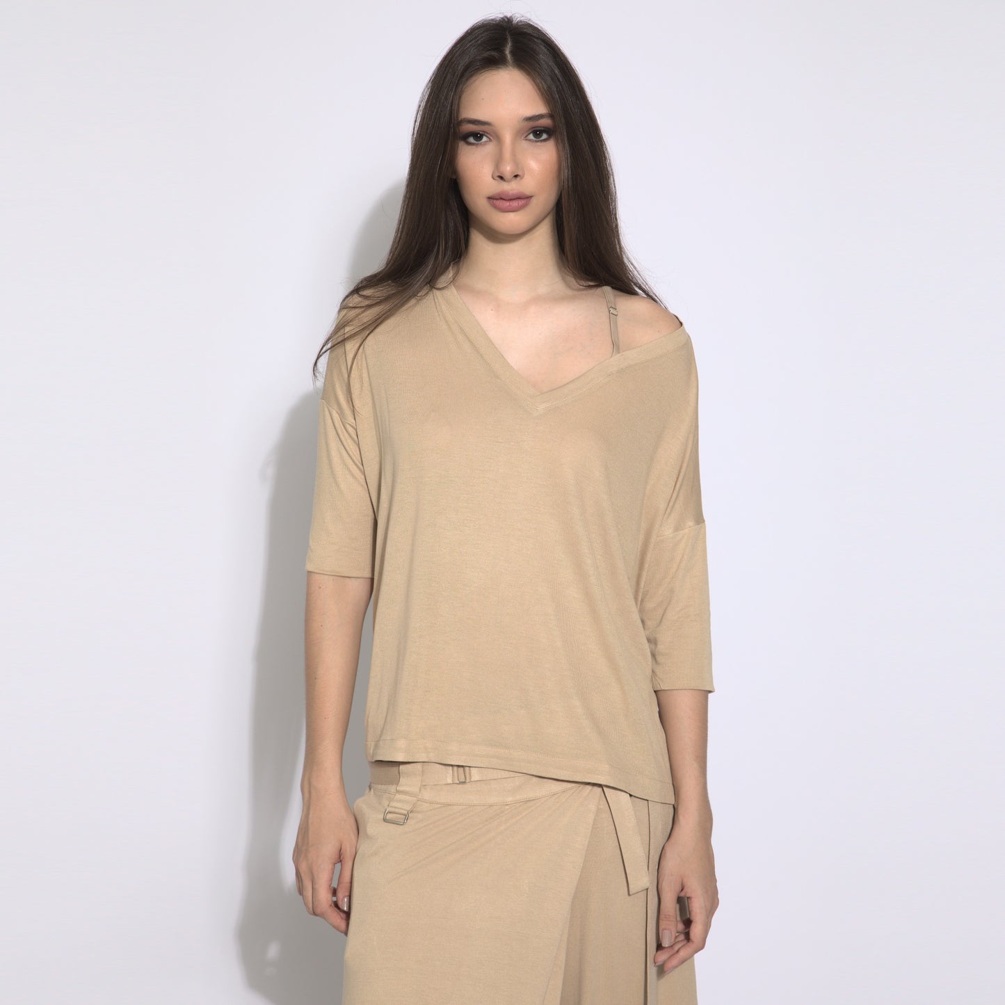 Jackie - Blusa em malha assimétrica com alcinha cor areia