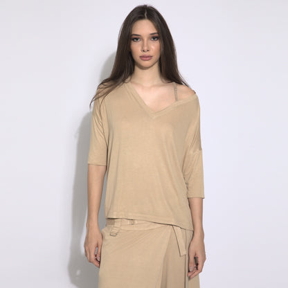 Jackie - Blusa em malha assimétrica com alcinha cor areia
