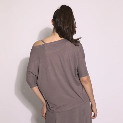Jackie - Blusa em malha assimétrica com alcinha cor funghi