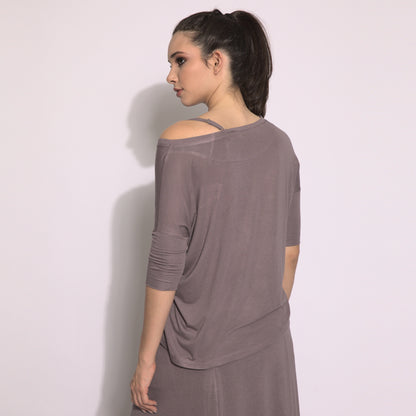Jackie - Blusa em malha assimétrica com alcinha cor funghi
