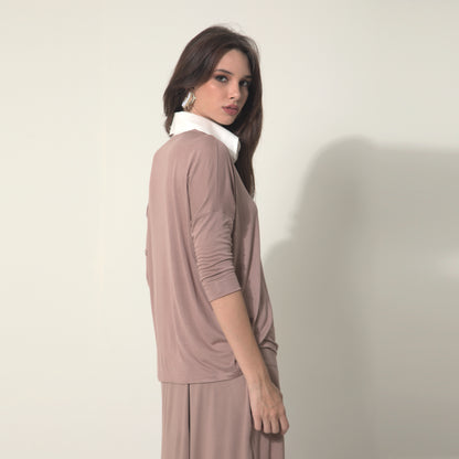 Emily - Blusa em malha com gola de tricoline na cor mocha mousse