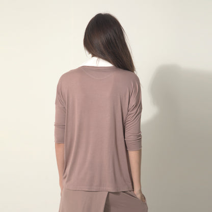 Emily - Blusa em malha com gola de tricoline na cor mocha mousse