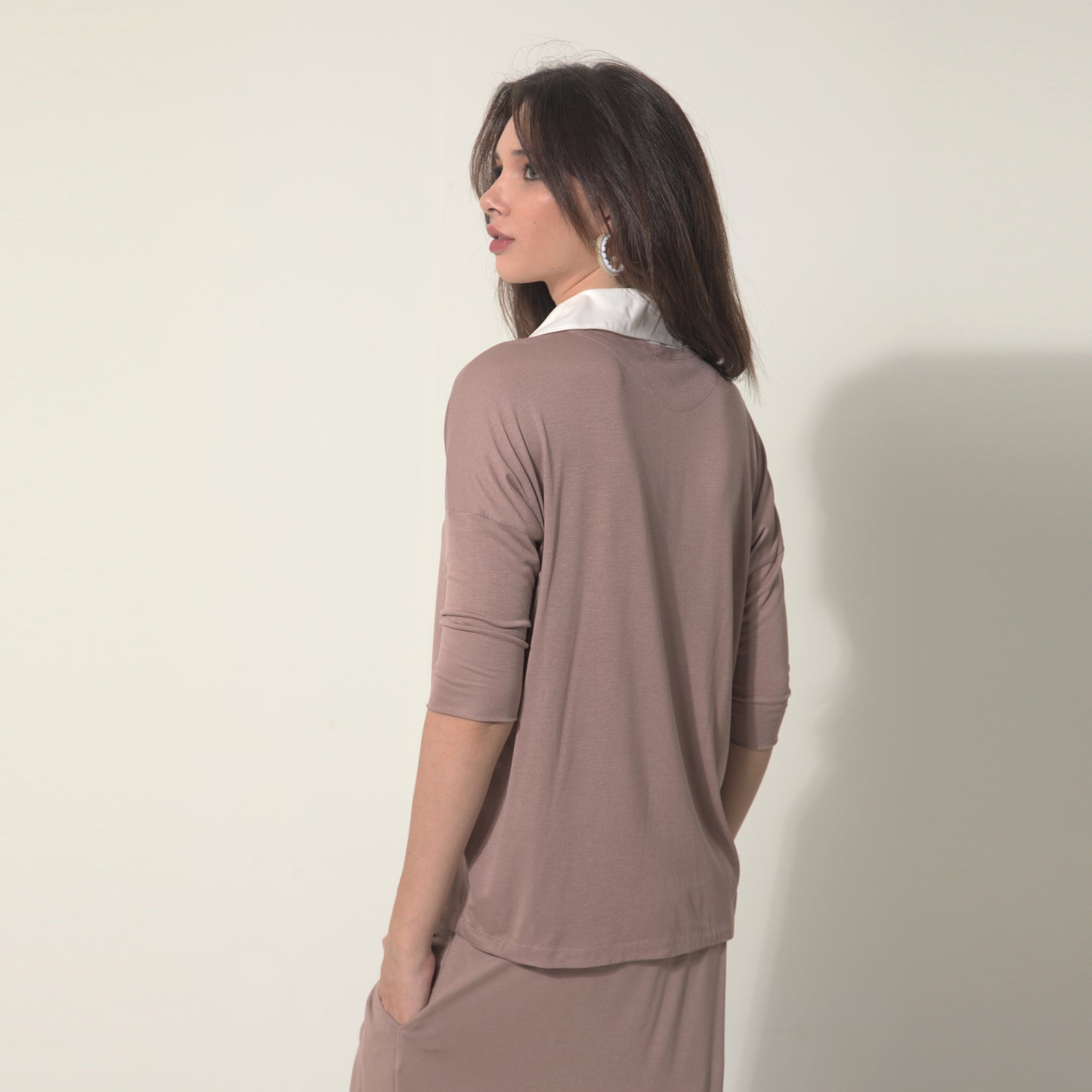 Emily - Blusa em malha com gola de tricoline na cor mocha mousse