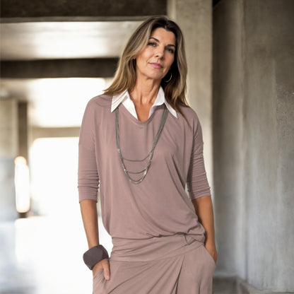 Emily - Blusa em malha com gola de tricoline na cor mocha mousse