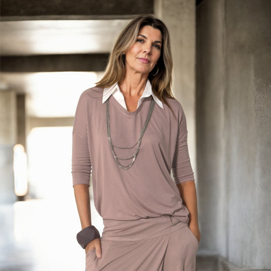 Emily - Blusa em malha com gola de tricoline na cor mocha mousse
