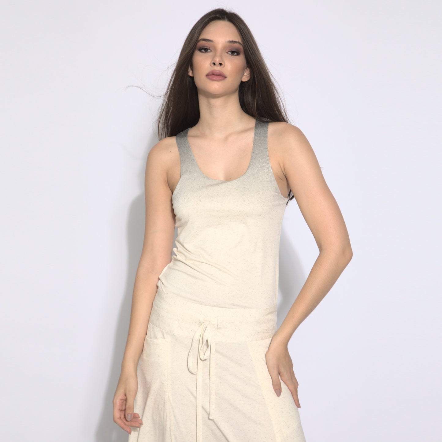 Eva - Top básico de alças com bojo interno (sutiã integrado) - efeito degradê  cor off-white e preto