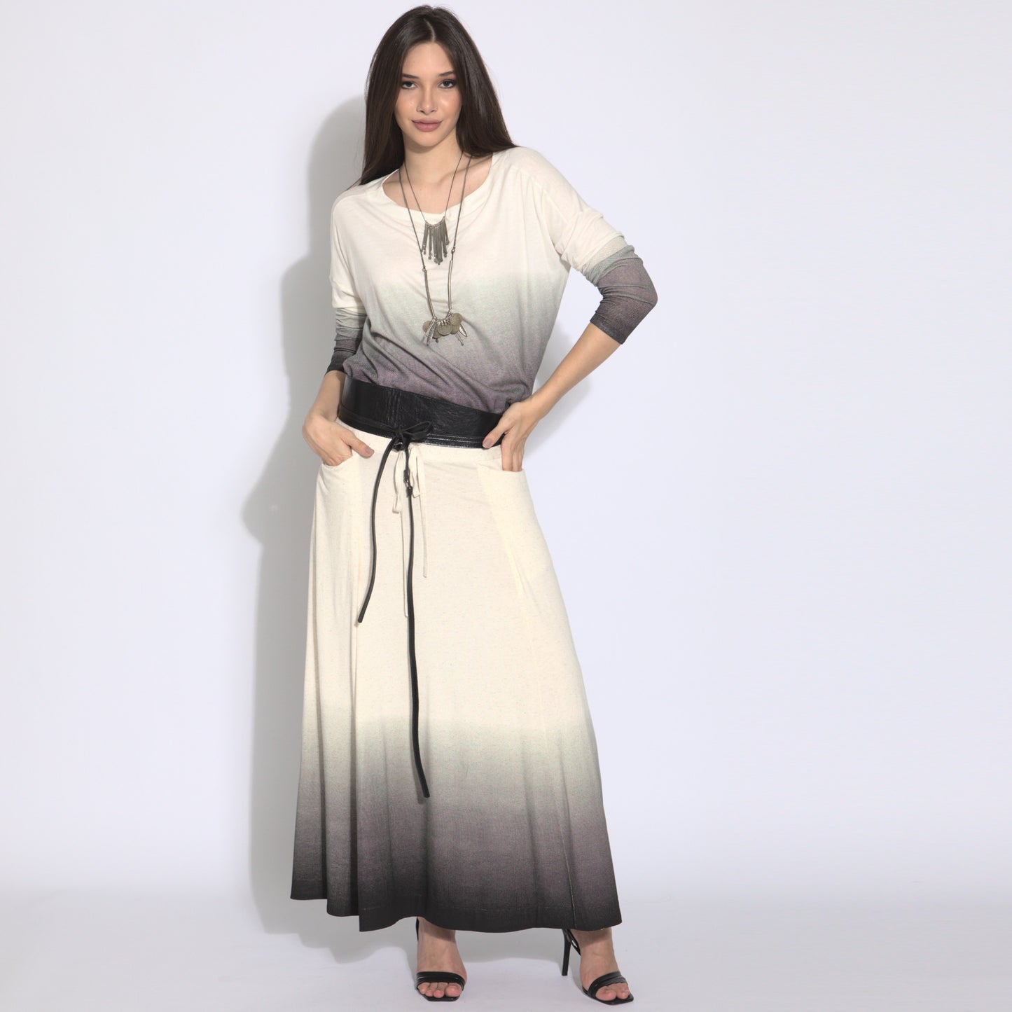 Angelina - Saia maxi em malha degradê na  cor linho e preto