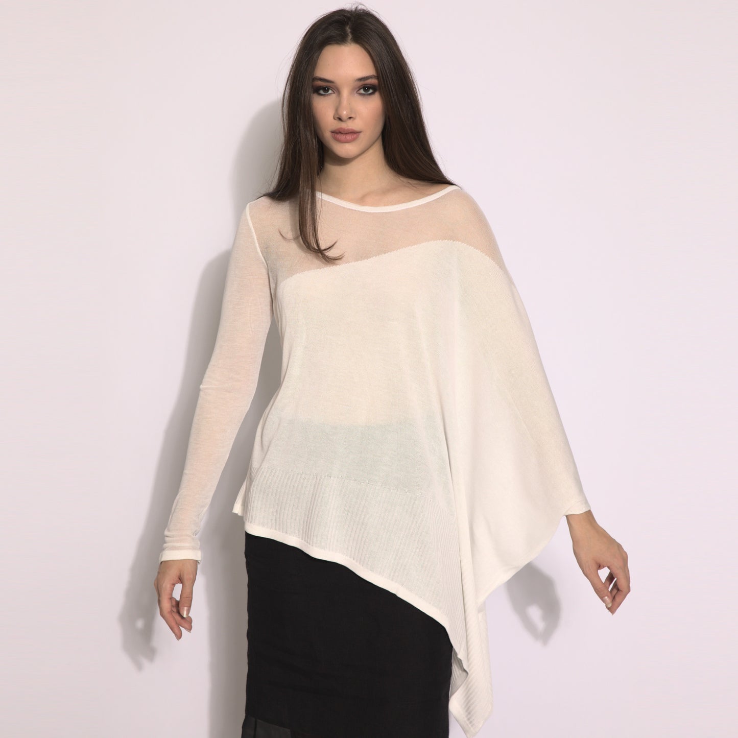 Kaya - Blusa de tricot assimétrica na cor off-white com transparencia