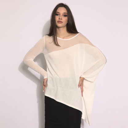 Kaya - Blusa de tricot assimétrica na cor off-white com transparencia
