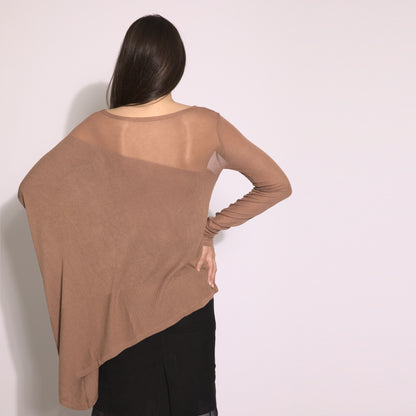 Kaya - Blusa de tricot assimétrica na cor argila com transparencia