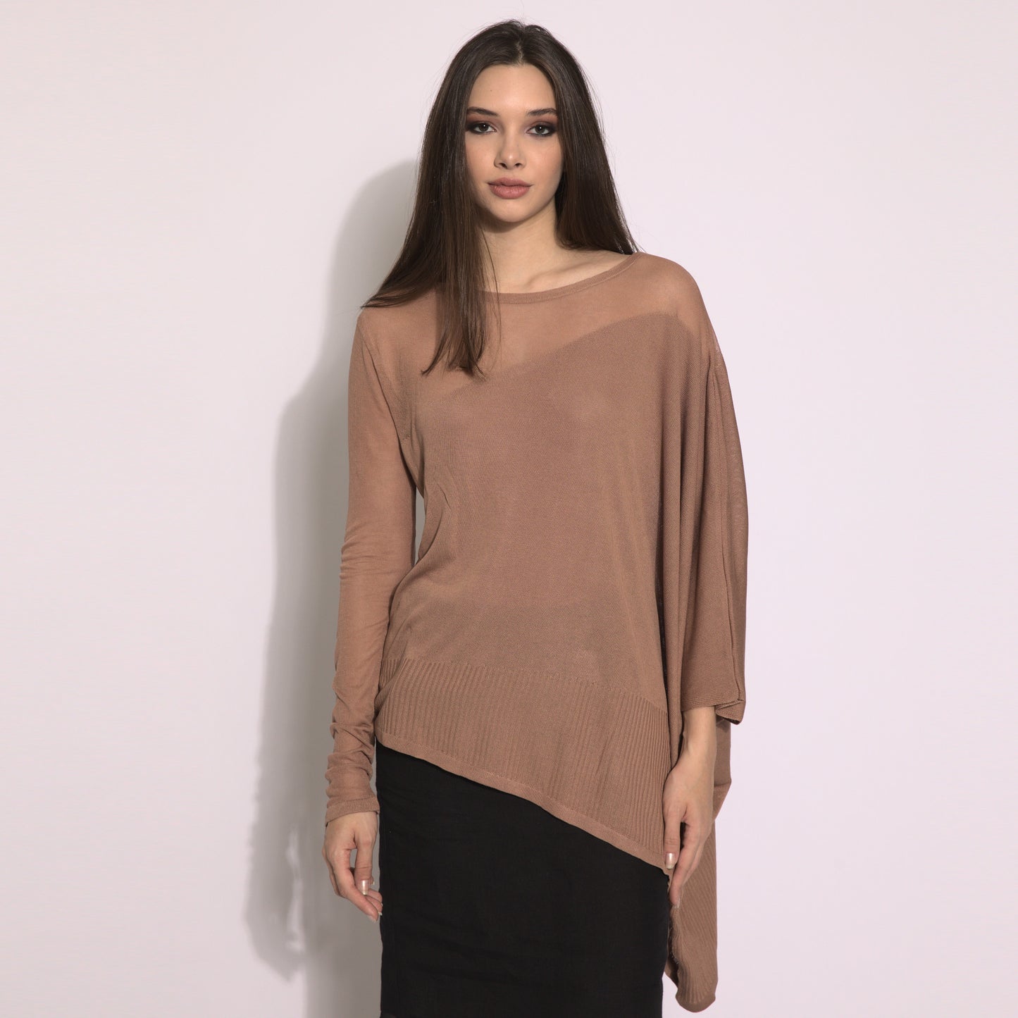 Kaya - Blusa de tricot assimétrica na cor argila com transparencia