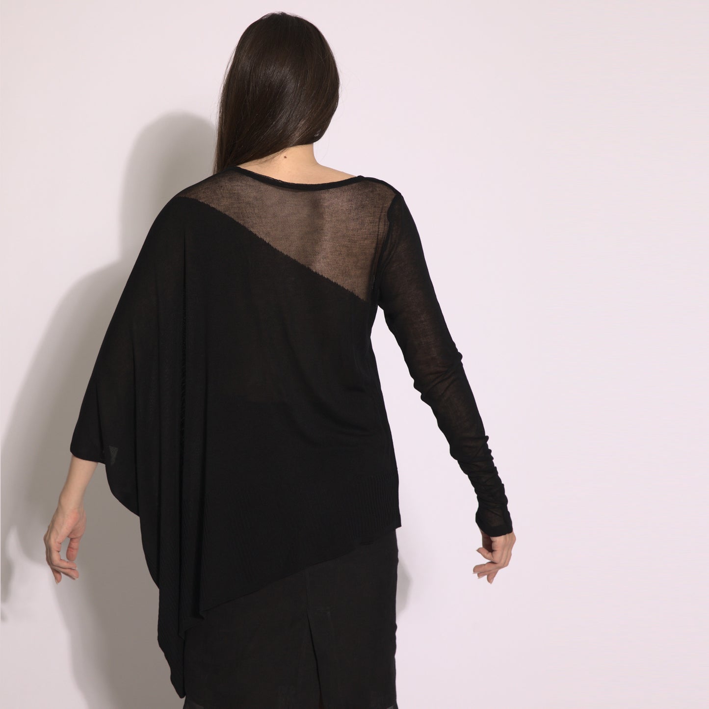 Kaya - Blusa de tricot assimétrica na cor preta com transparencia