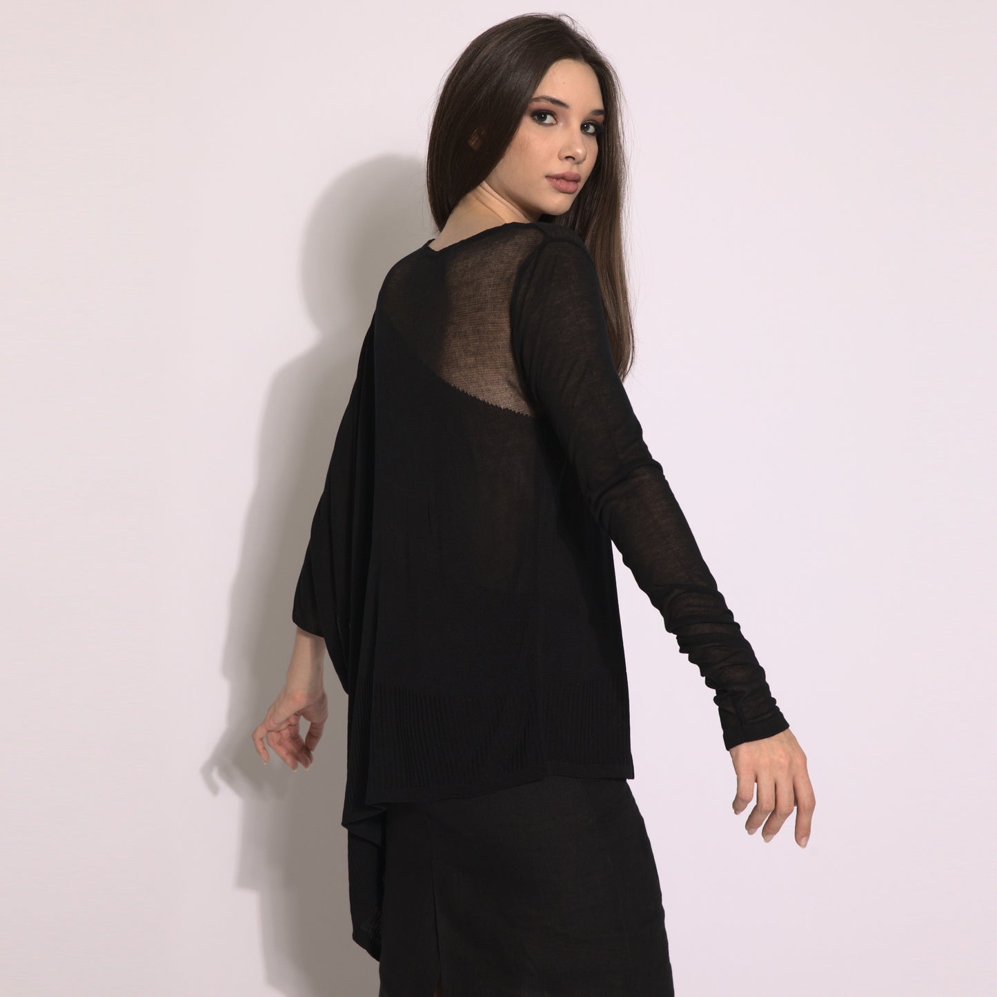 Kaya - Blusa de tricot assimétrica na cor preta com transparencia