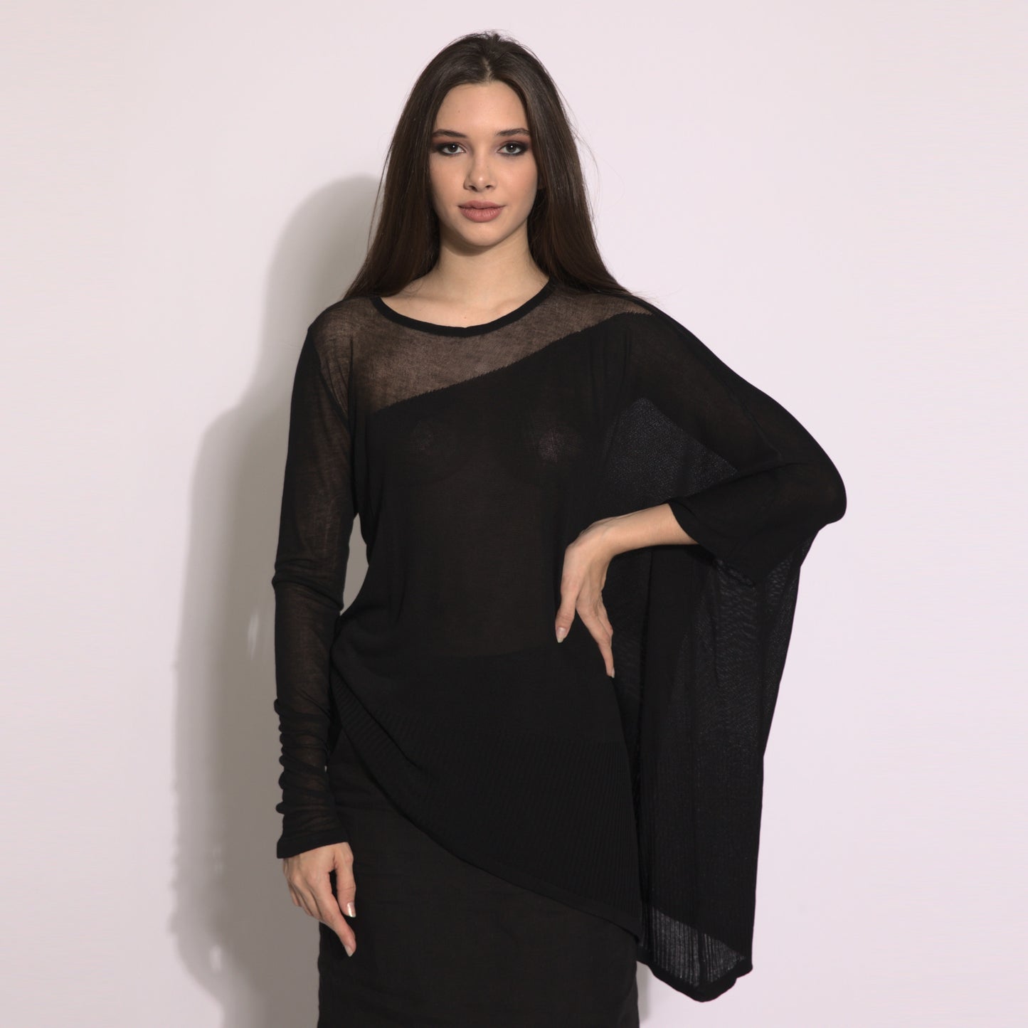 Kaya - Blusa de tricot assimétrica na cor preta com transparencia