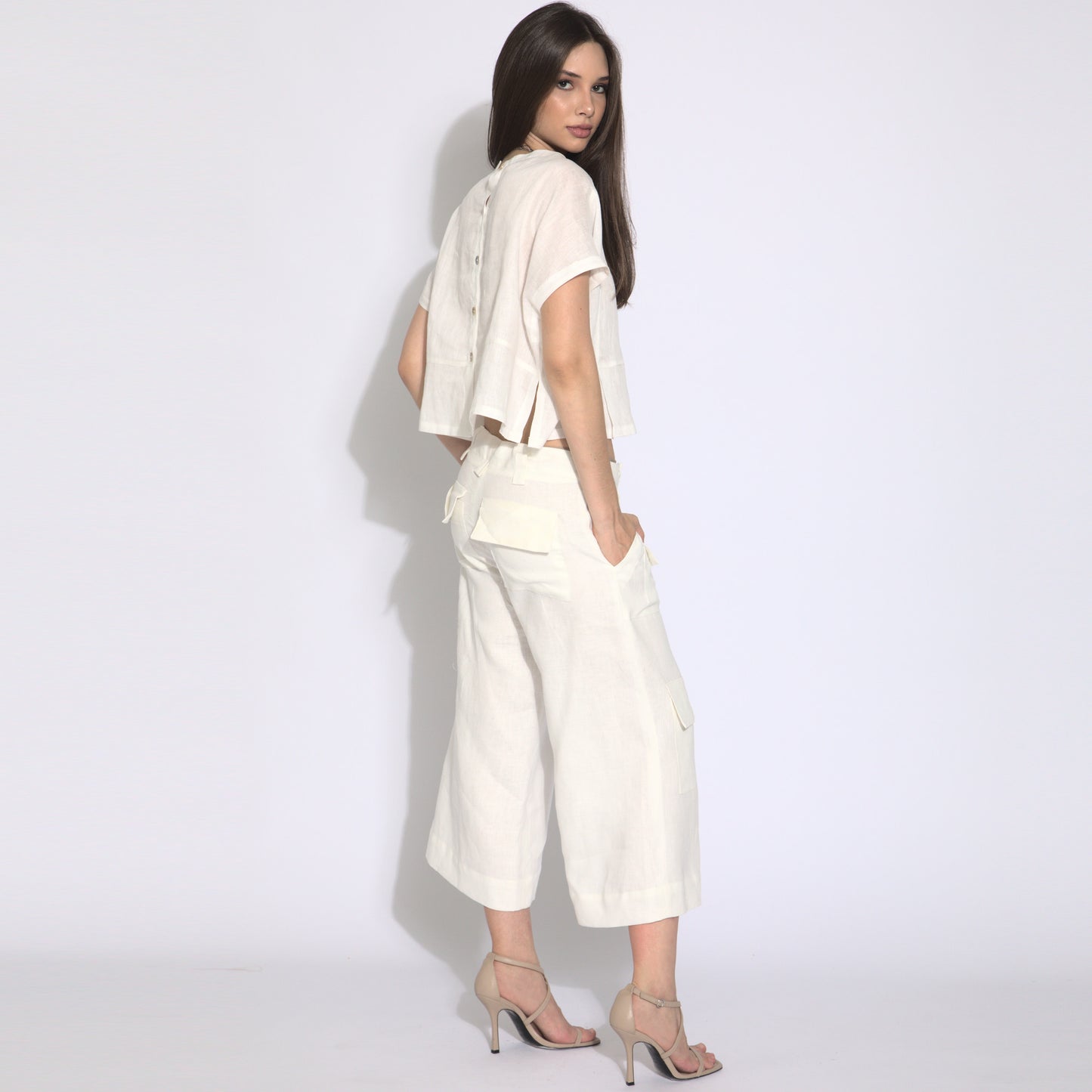 Maya - Calça cargo cropped em puro linho