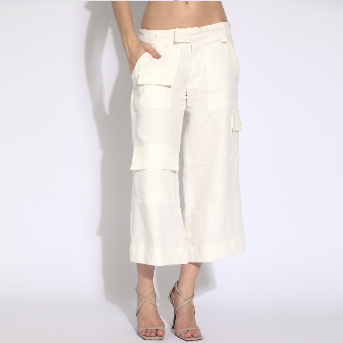Maya - Calça cargo cropped em puro linho