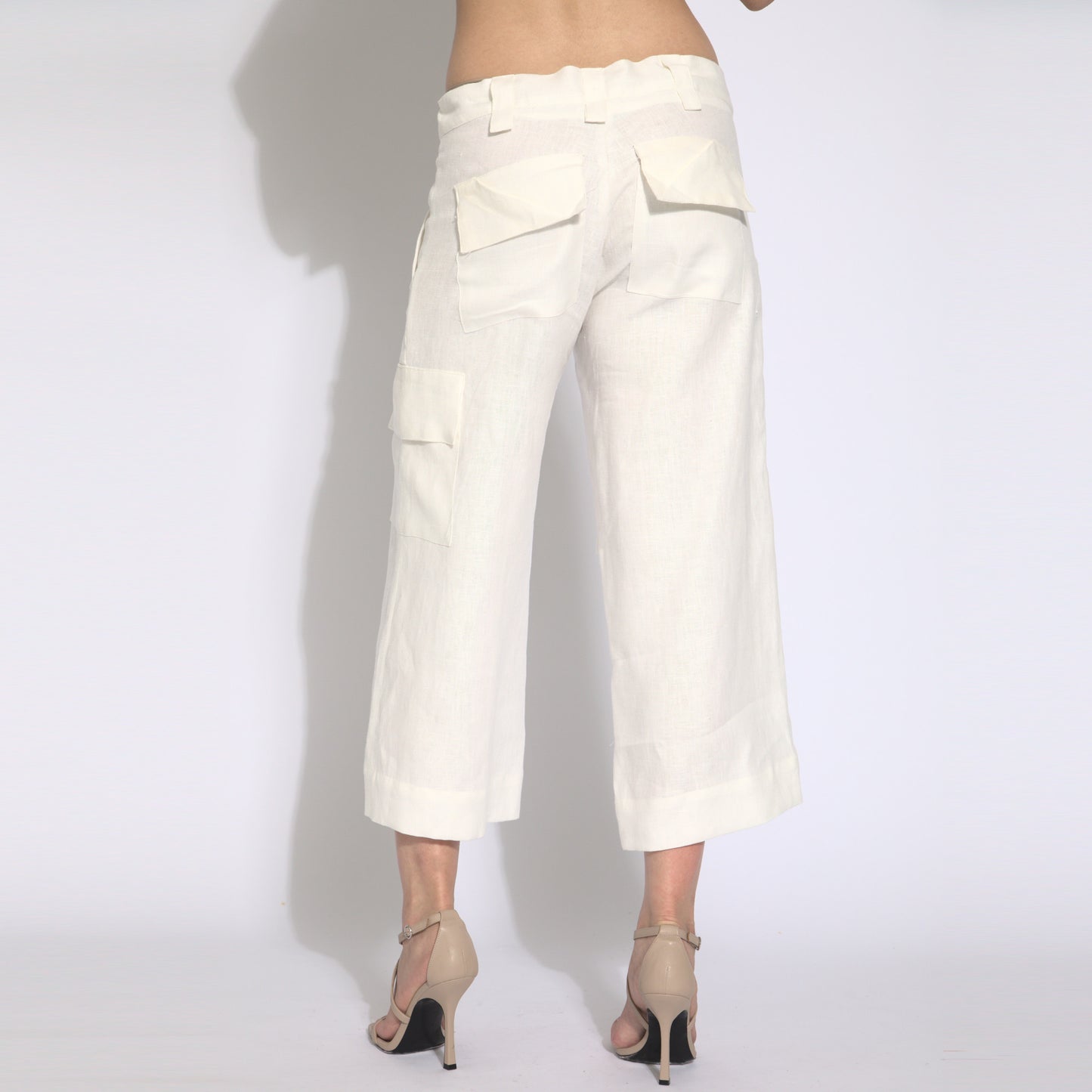 Maya - Calça cargo cropped em puro linho