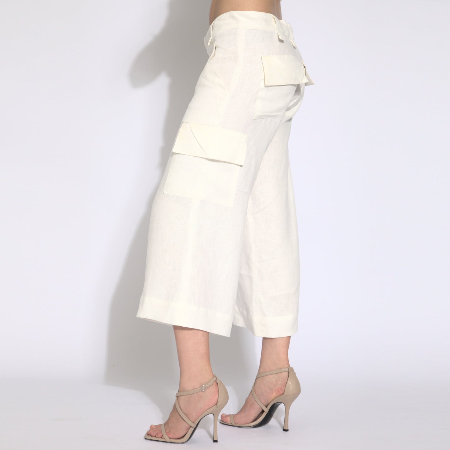 Maya - Calça cargo cropped em puro linho