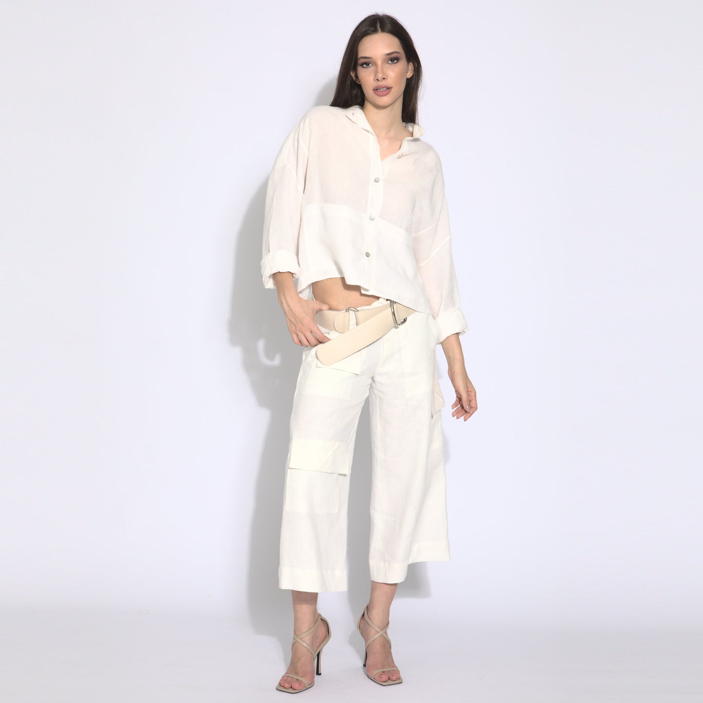 Maya - Calça cargo cropped em puro linho