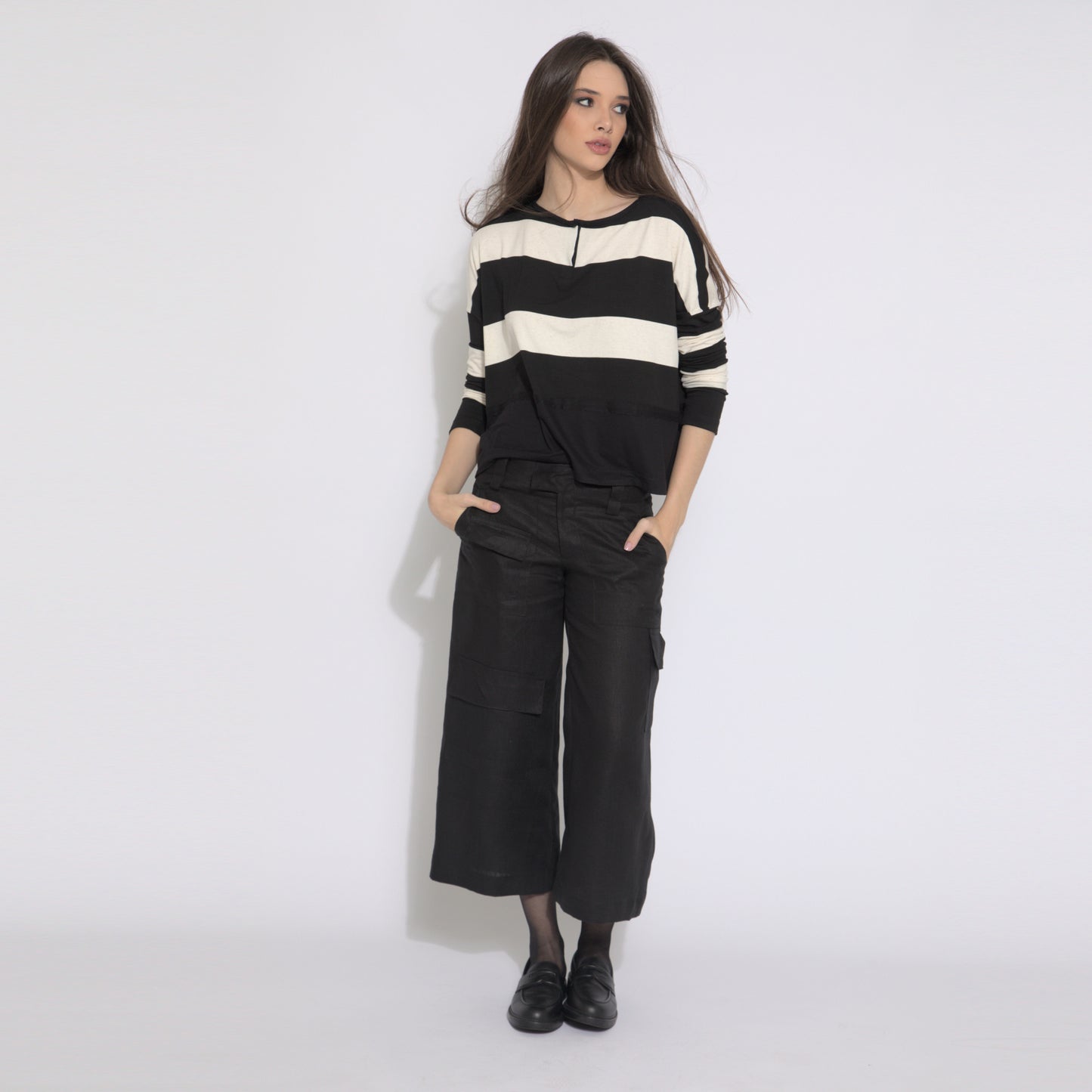Maya - Calça cargo cropped em puro linho
