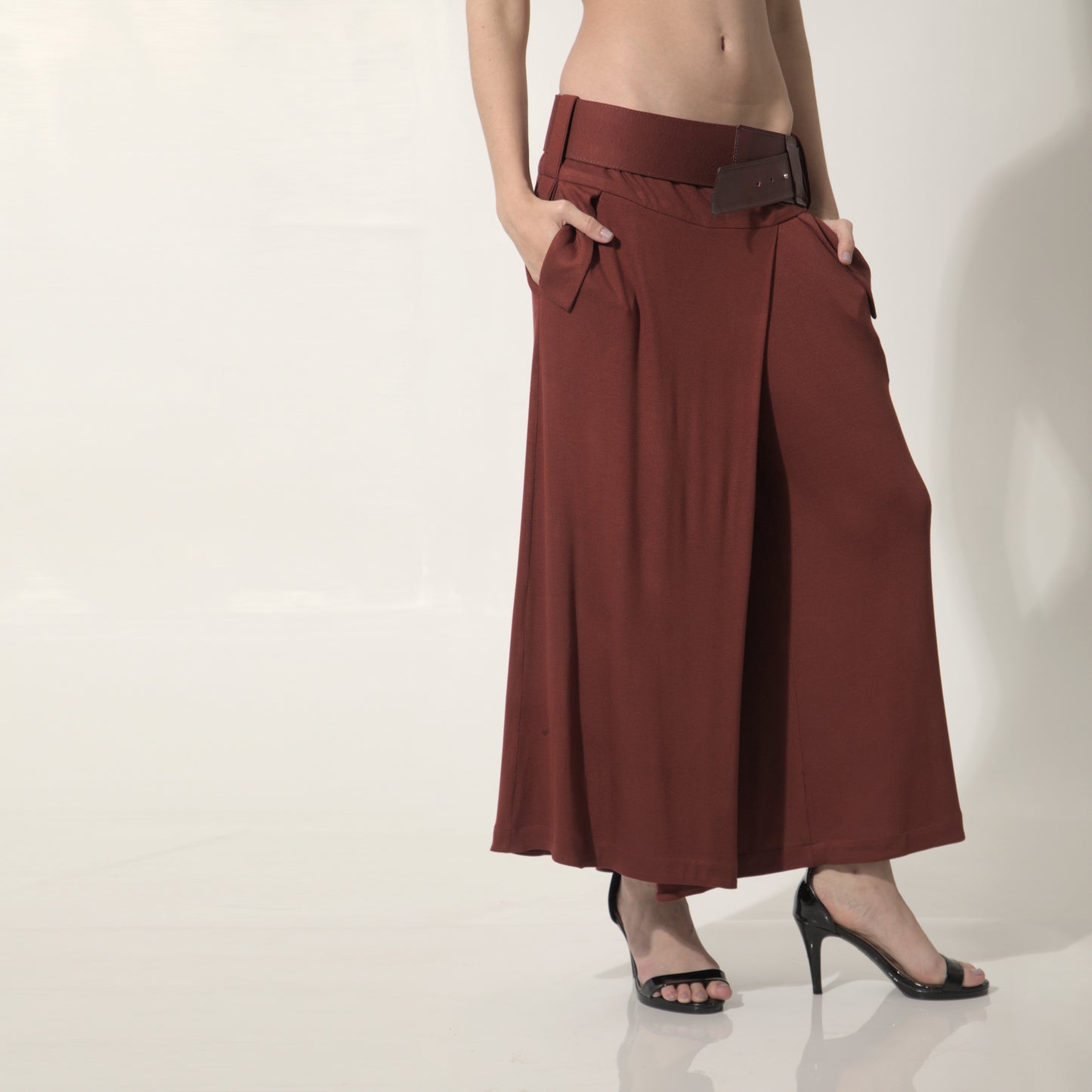 Cleo - Saia-calça de malha com cinto na cor cabernet