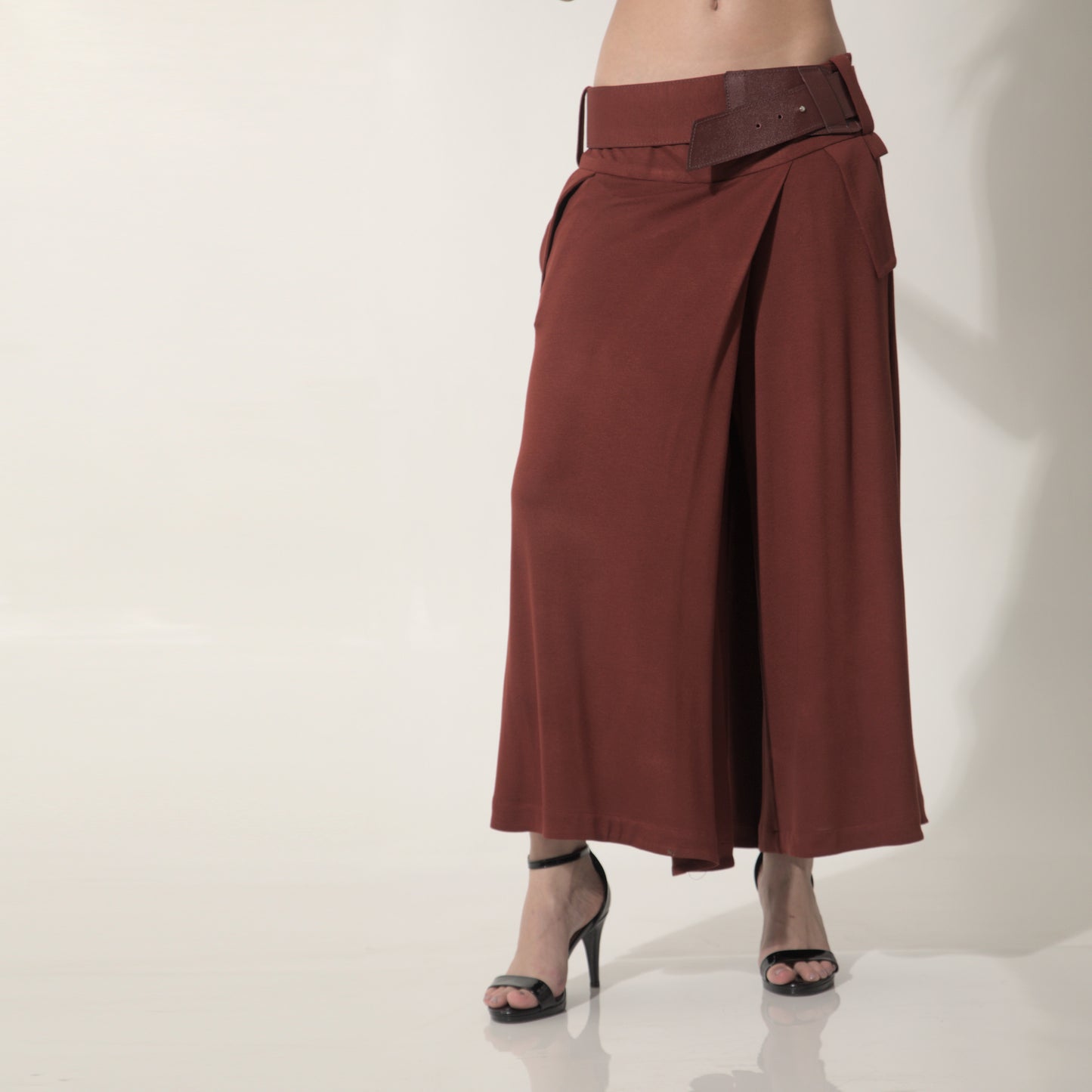 Cleo - Saia-calça de malha com cinto na cor cabernet