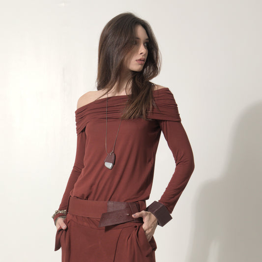 Isadora - Blusa decote ombro a ombro e manga comprida na cor cabernet