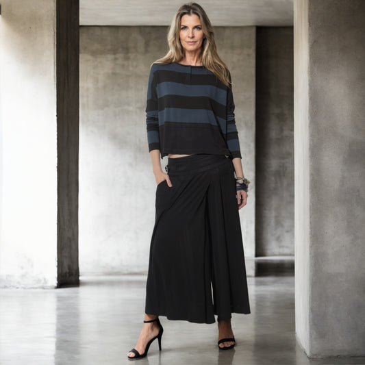 Amira - Saia-calça de malha com pregas e ajuste com fivelas de metal na cor preta