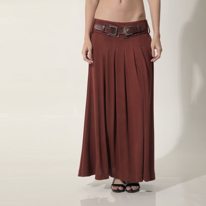 Lyla - Saia maxi de malha com pregas e cinto de couro na cor cabernet