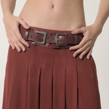 Lyla - Saia maxi de malha com pregas e cinto de couro na cor cabernet