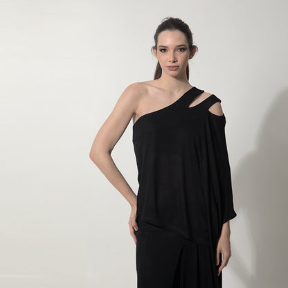 Margot - Blusa assimétrica em malha na cor preta