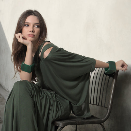 Margot - Blusa assimétrica em malha na cor verde alcaparra