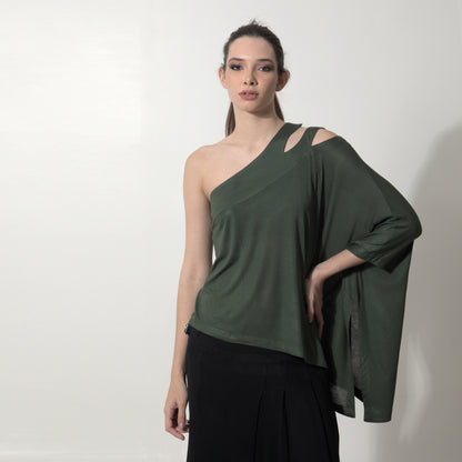 Margot - Blusa assimétrica em malha na cor verde alcaparra
