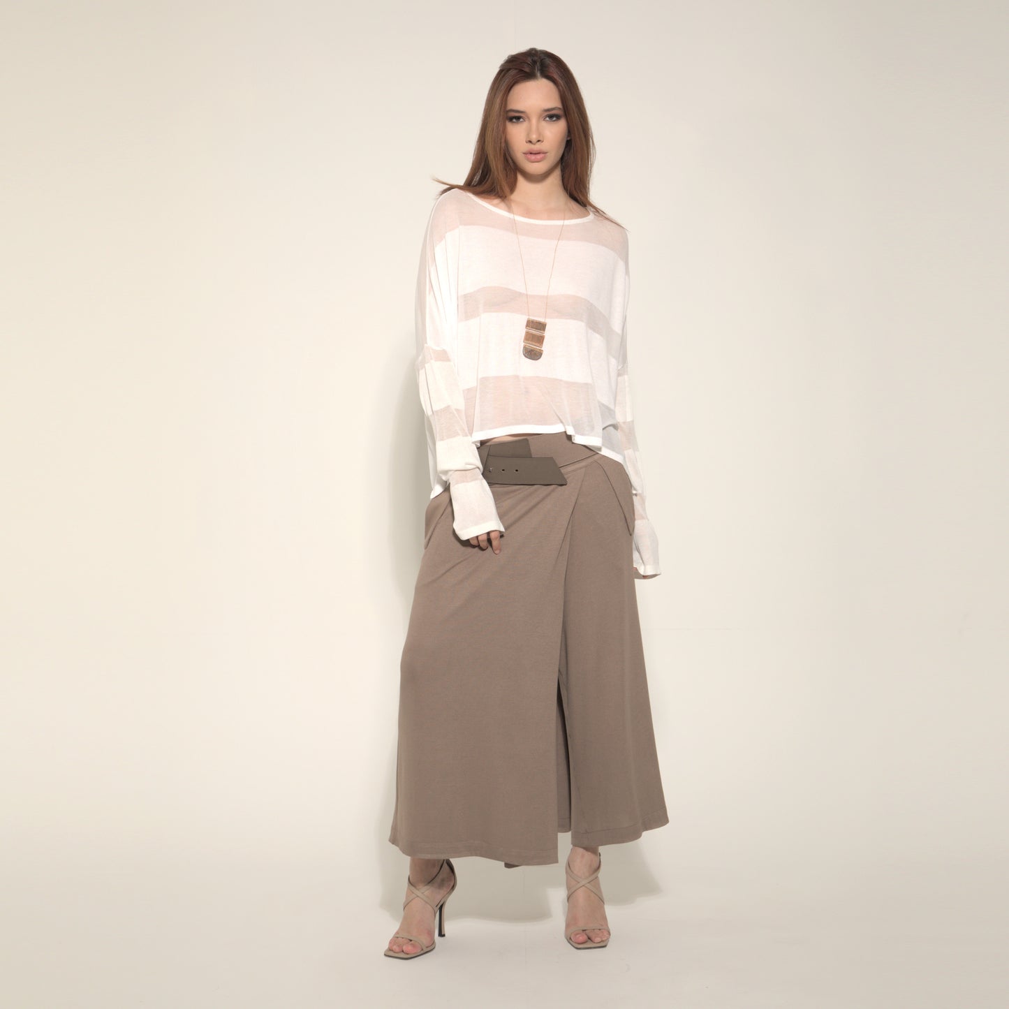Cleo - Saia-calça de malha com cinto na cor cáqui
