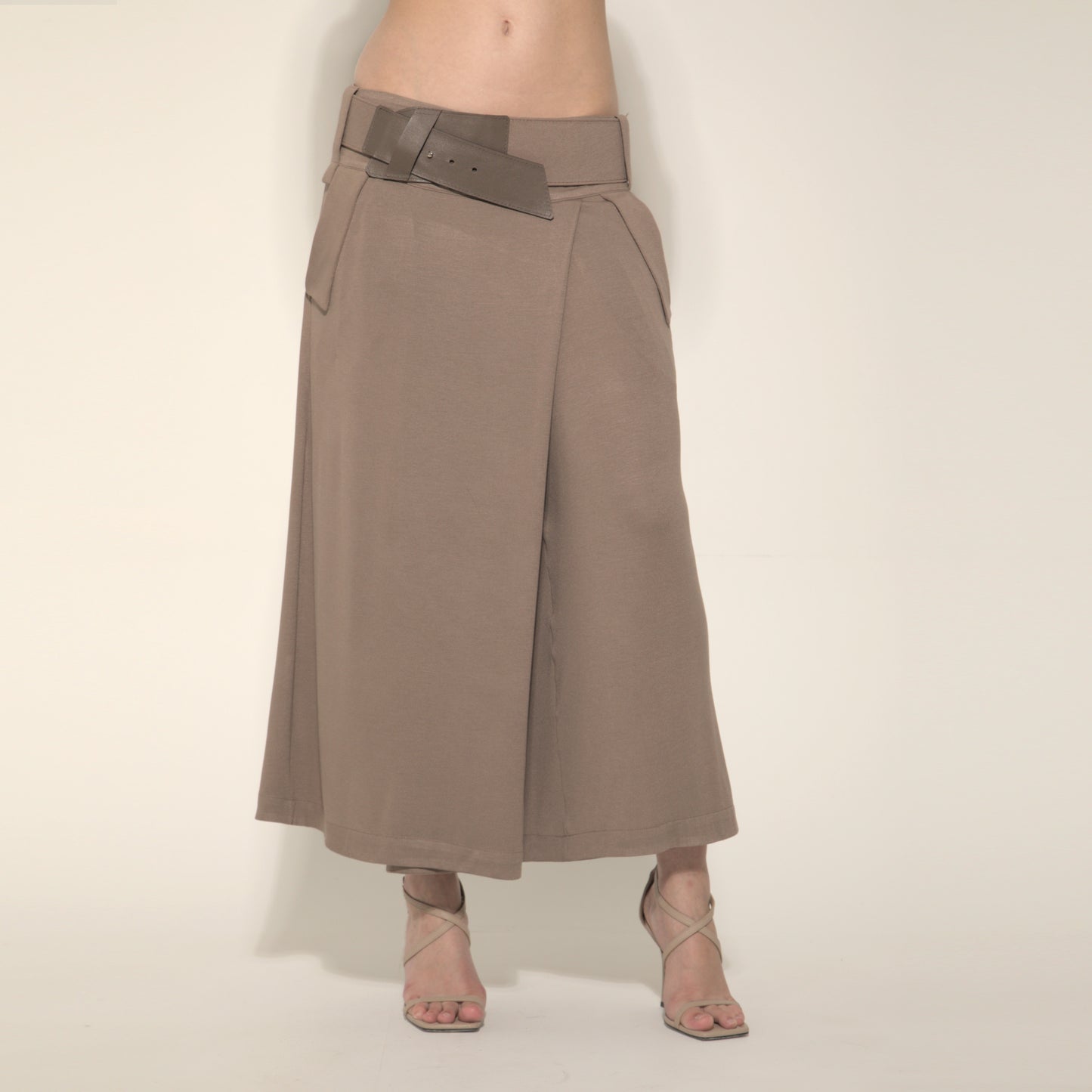 Cleo - Saia-calça de malha com cinto na cor cáqui