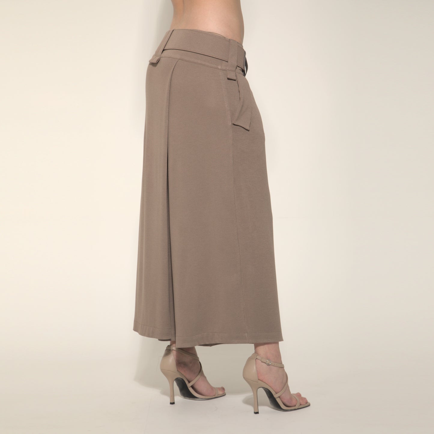 Cleo - Saia-calça de malha com cinto na cor cáqui