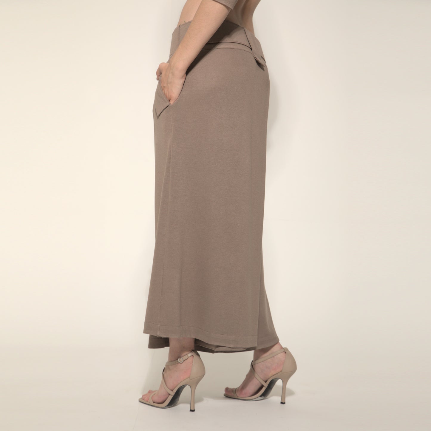 Cleo - Saia-calça de malha com cinto na cor cáqui