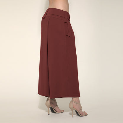 Cleo - Saia-calça de malha com cinto na cor cabernet