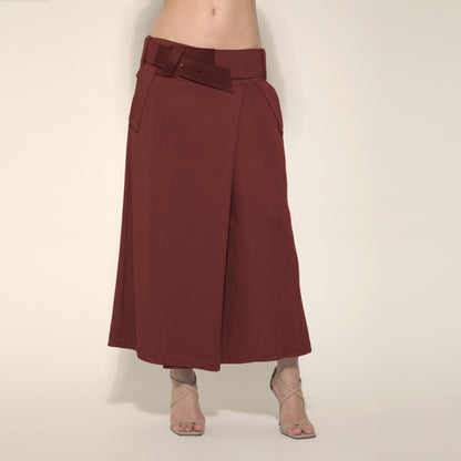 Cleo - Saia-calça de malha com cinto na cor cabernet